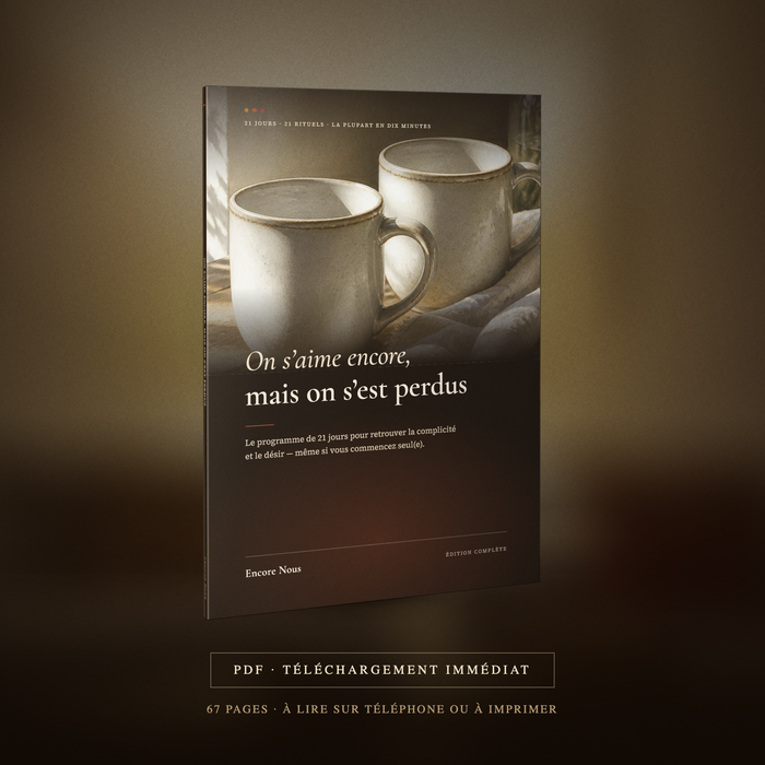 Le livre « On s'aime encore, mais on s'est perdus » debout, couverture aux deux tasses — 67 pages, PDF à télécharger